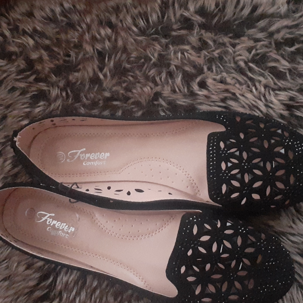 Pair of blk flat shoes